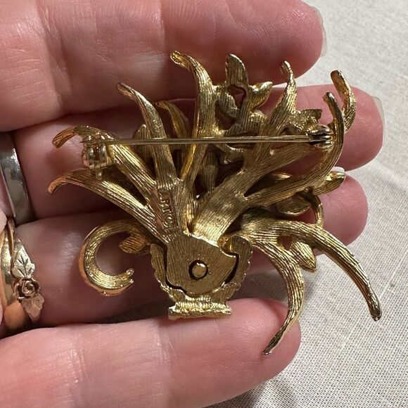 Vintage Signed ART Gold tone and Enamel  Flower Basket Pin Brooch - Picture 3 of 7